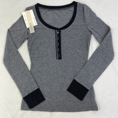 Contrasting-color knitted fitted base top