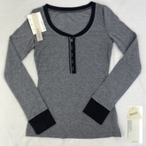 Contrasting-color knitted fitted base top