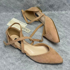 Low-cut flat-bottom shoes with crossed straps