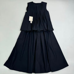 Round-neck sleeveless pleated blouse and skirt set