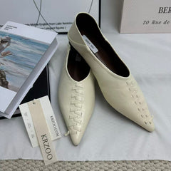 One step in the knitted pointed-toe shoes