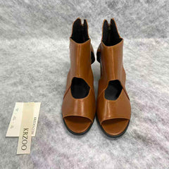 Fish-shaped hollowed-out thick heel high heels