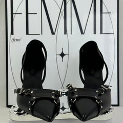 Pointed-toe high heels with a sophisticated style