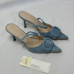 Low-cut, narrow heel, pointed-toe high heels