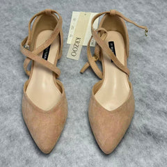 Low-cut flat-bottom shoes with crossed straps
