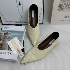 One step in the knitted pointed-toe shoes