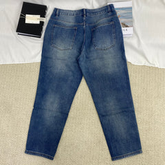 Loose-Fitting Tapered Cropped Jeans