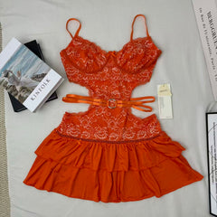 Low-cut backless halter-neck dress