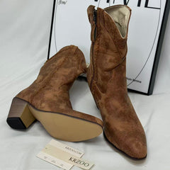 Pointed-toe side-zip short boots