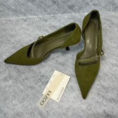 Pointed-toe low-heeled high heels