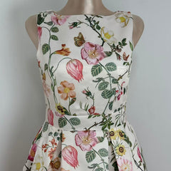 A slimming pleated printed dress