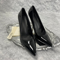 Metal tip black lacquered leather high heels