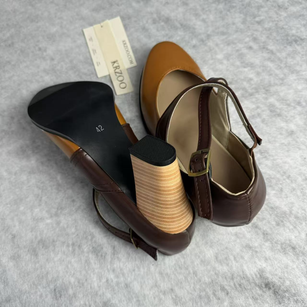 Sharp plastic buckle with thick heel connection