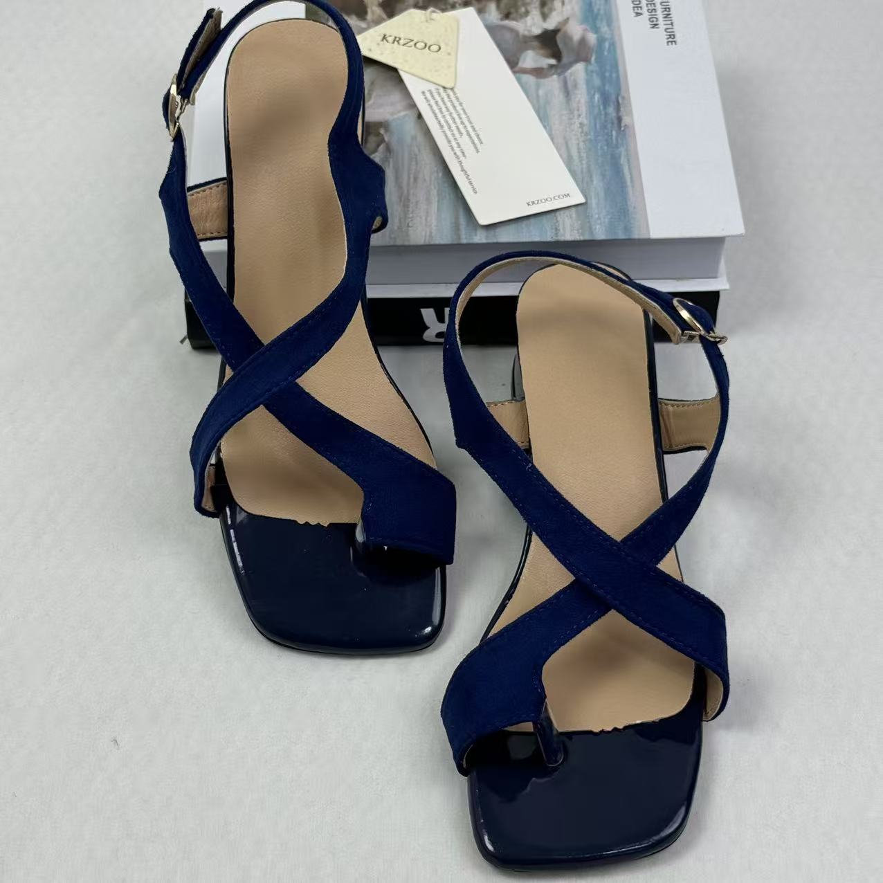 Crossed-strip toe-up ankle boot