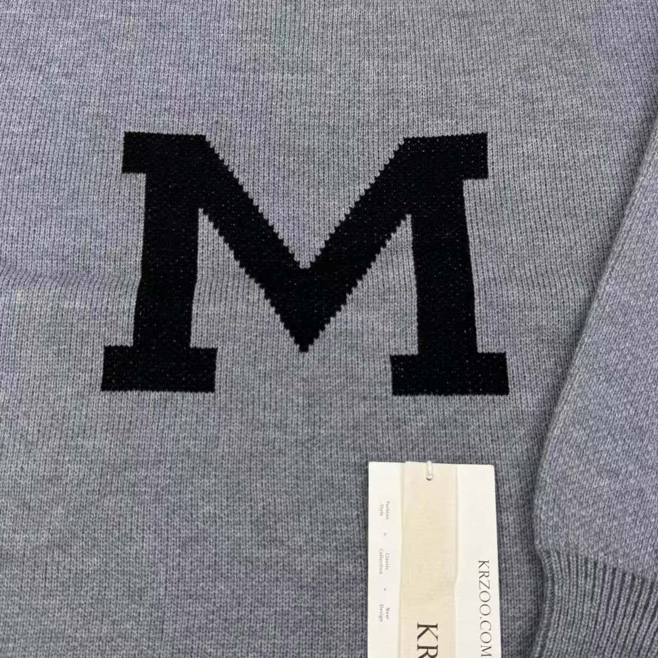 Letter patterned short-sleeved knit shirt