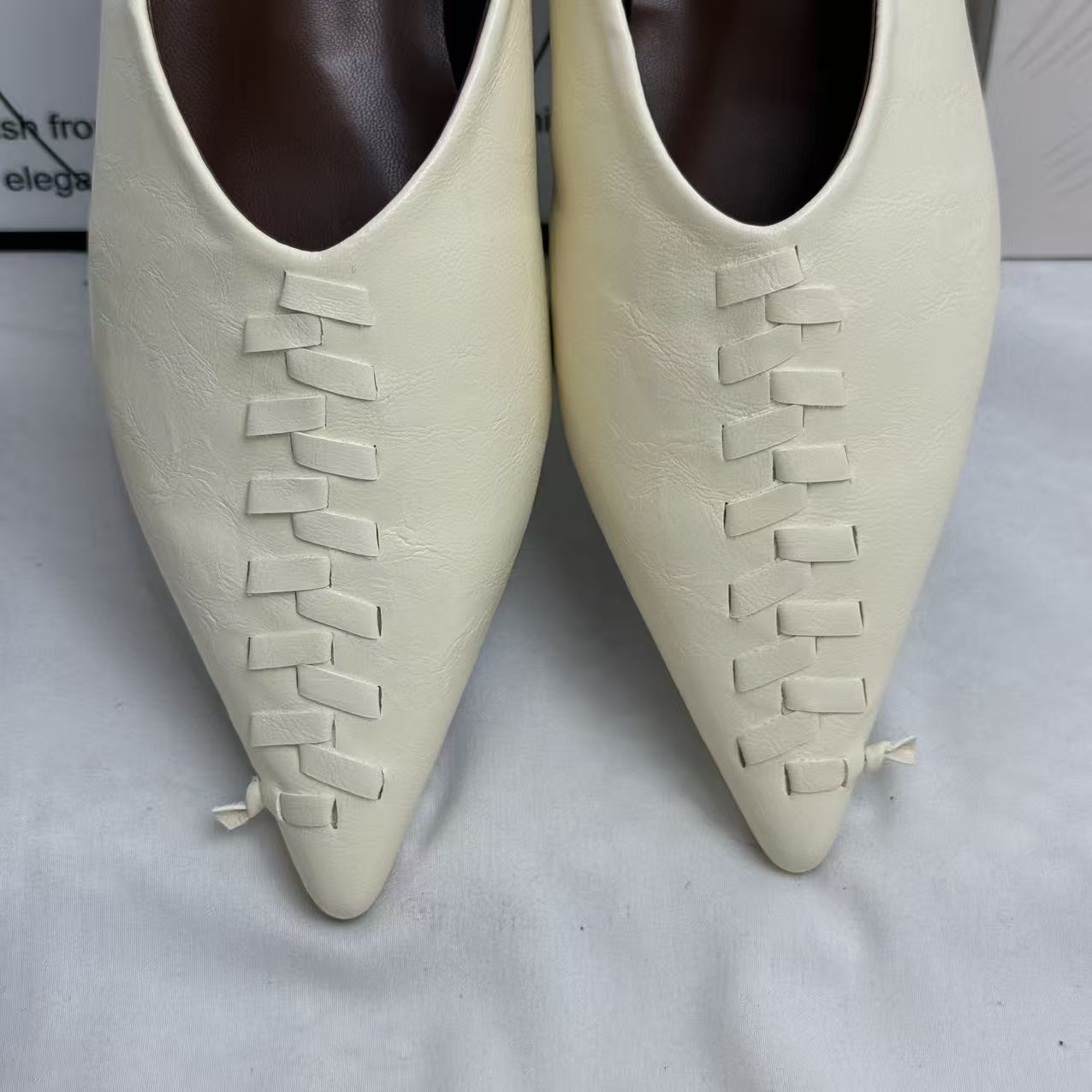 One step in the knitted pointed-toe shoes