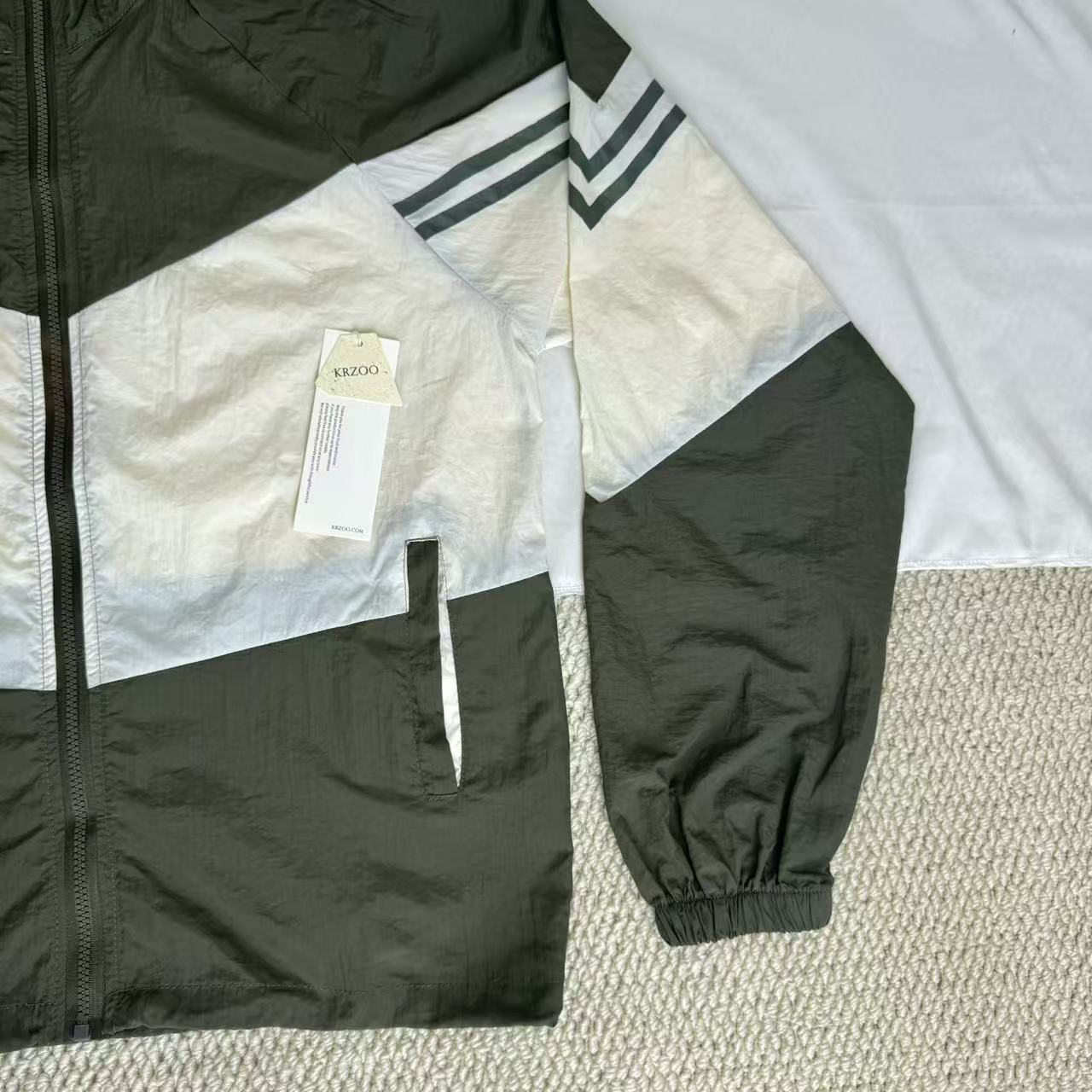 Contrasting color sun protection jacket