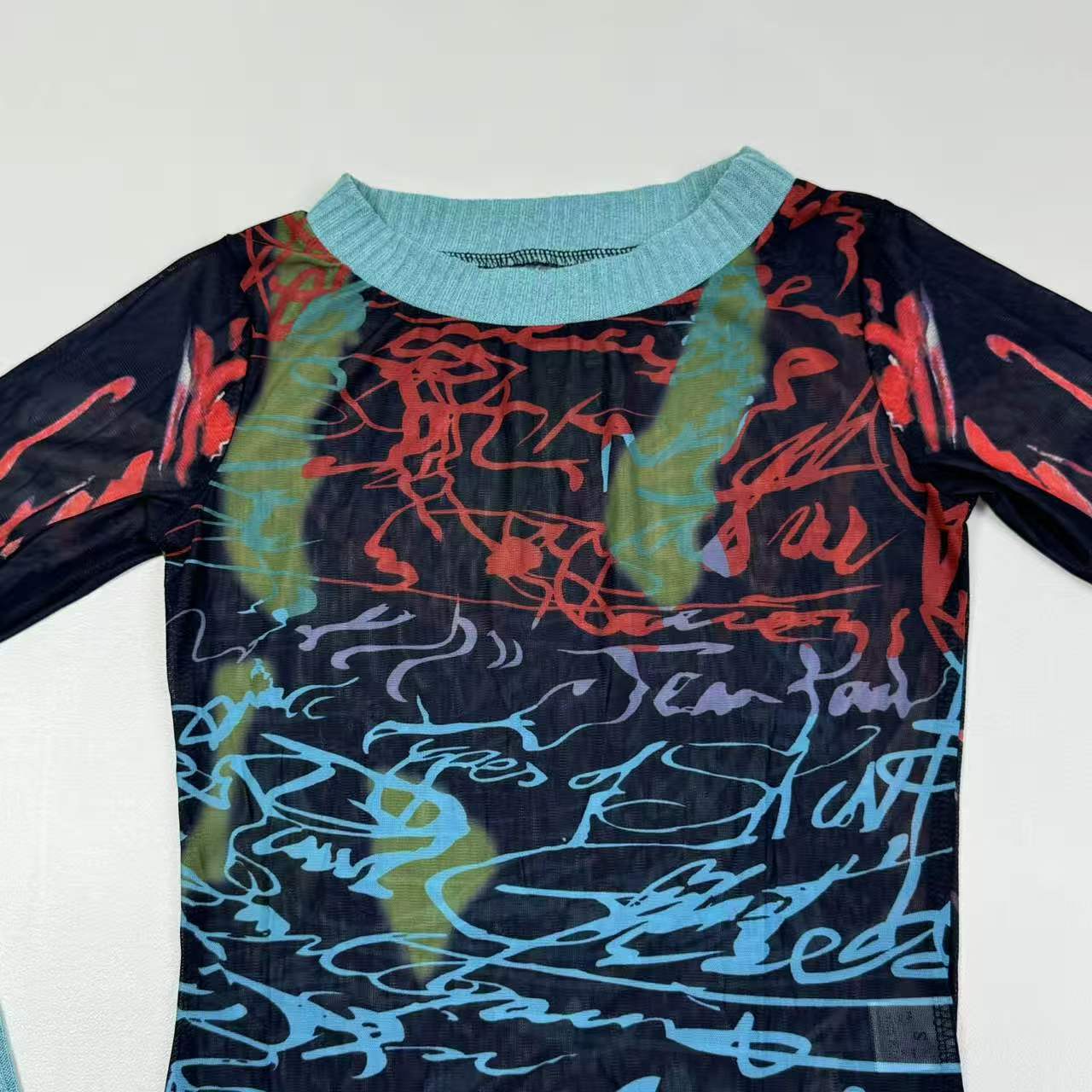Long-sleeved netted printed t-shirt with a hood