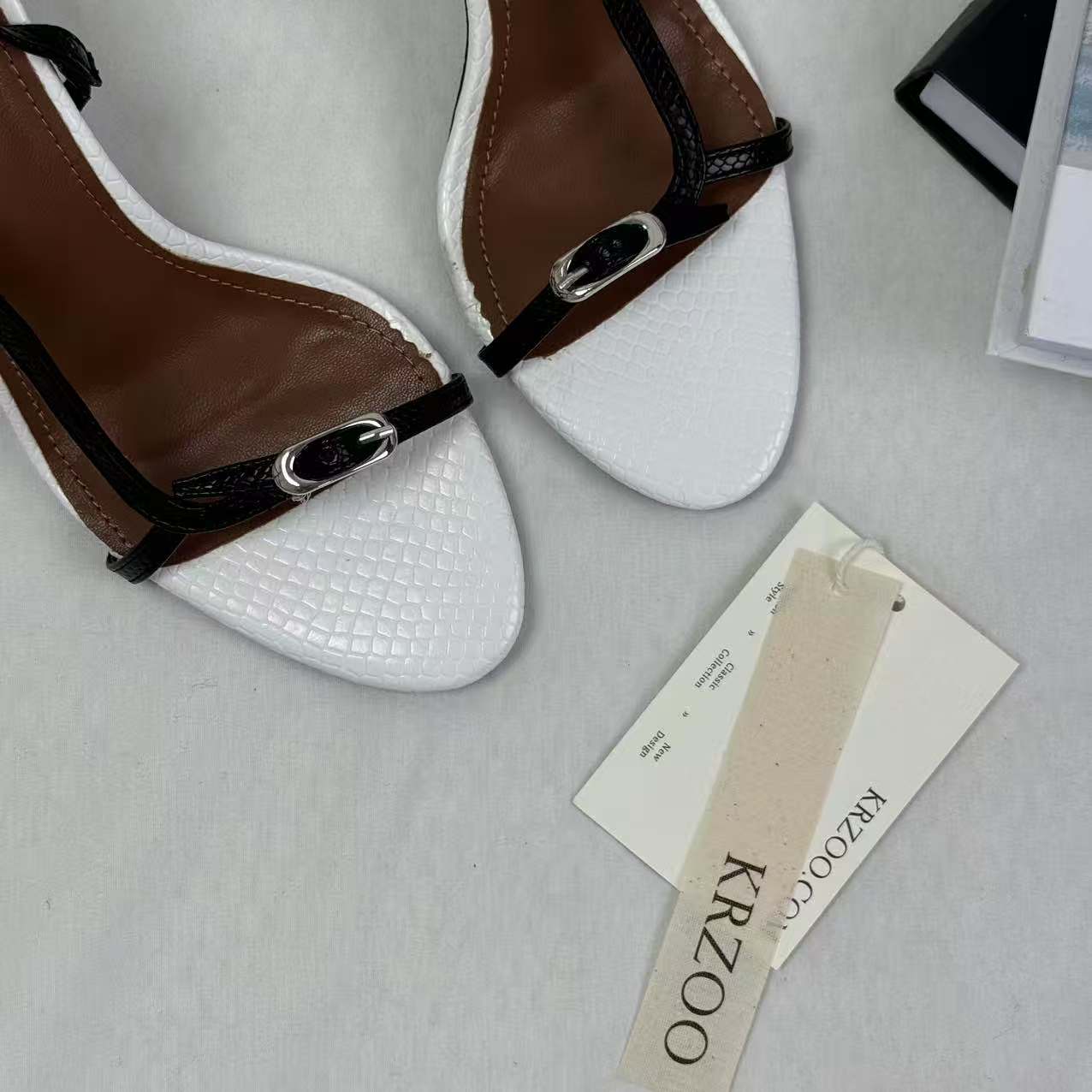 One-piece slip-on high-heeled shoes