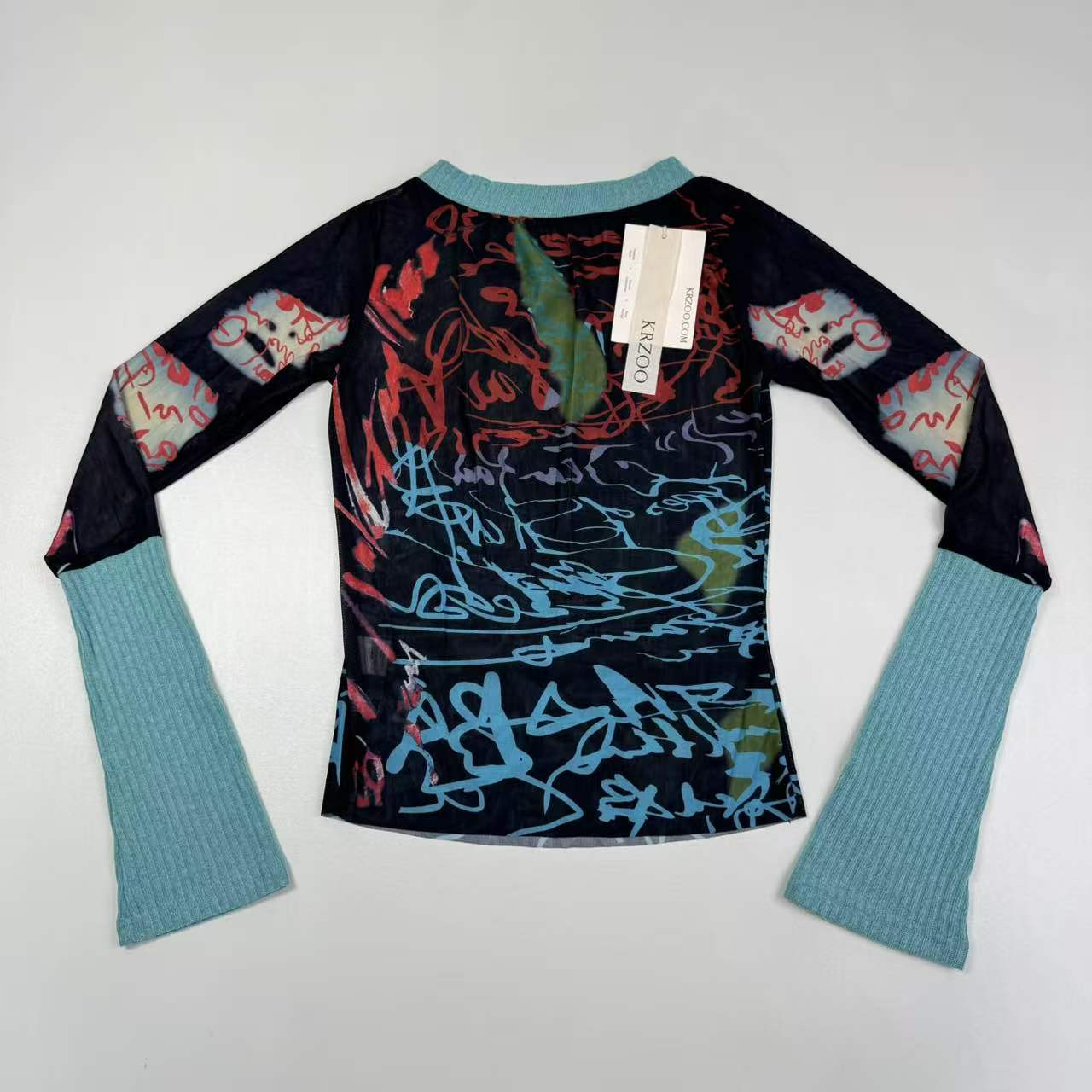 Long-sleeved netted printed t-shirt with a hood