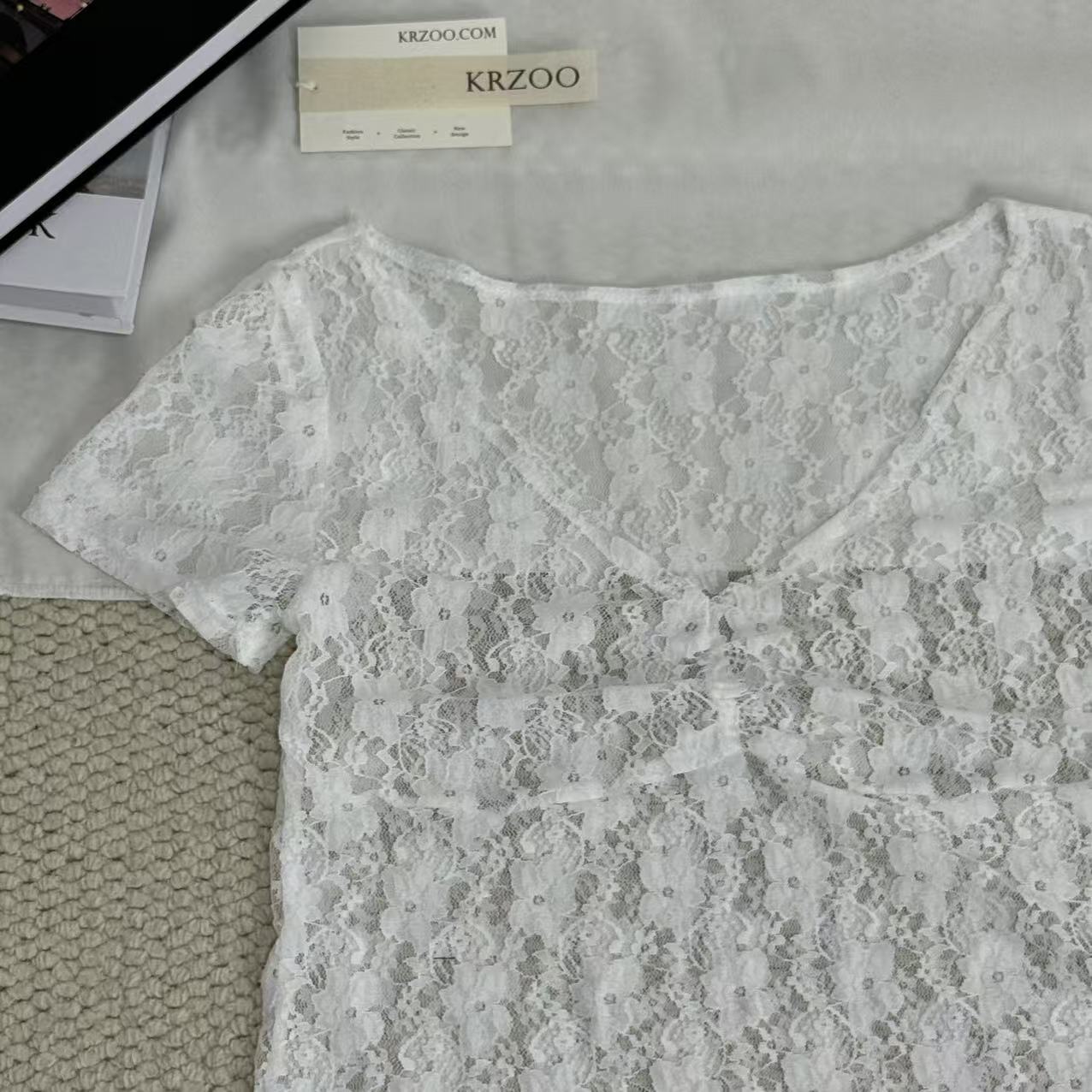 Slim-Fit V-Neck Lace Short-Sleeved Top