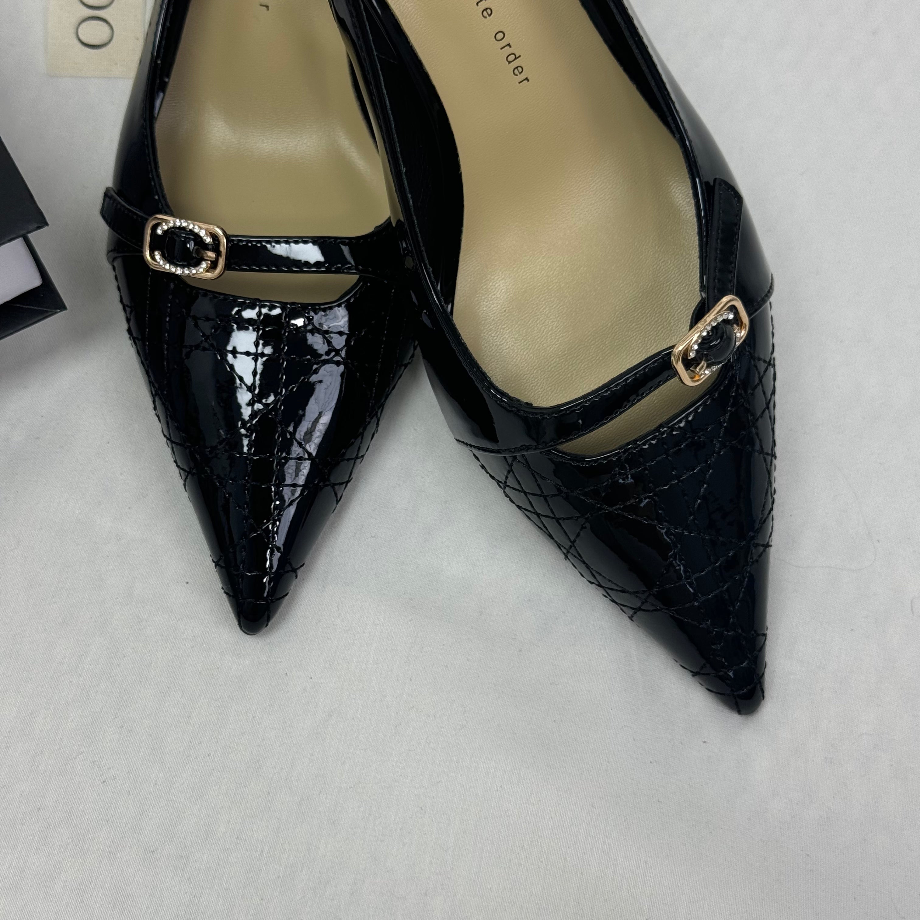 Pointed-toe low-heeled high heels