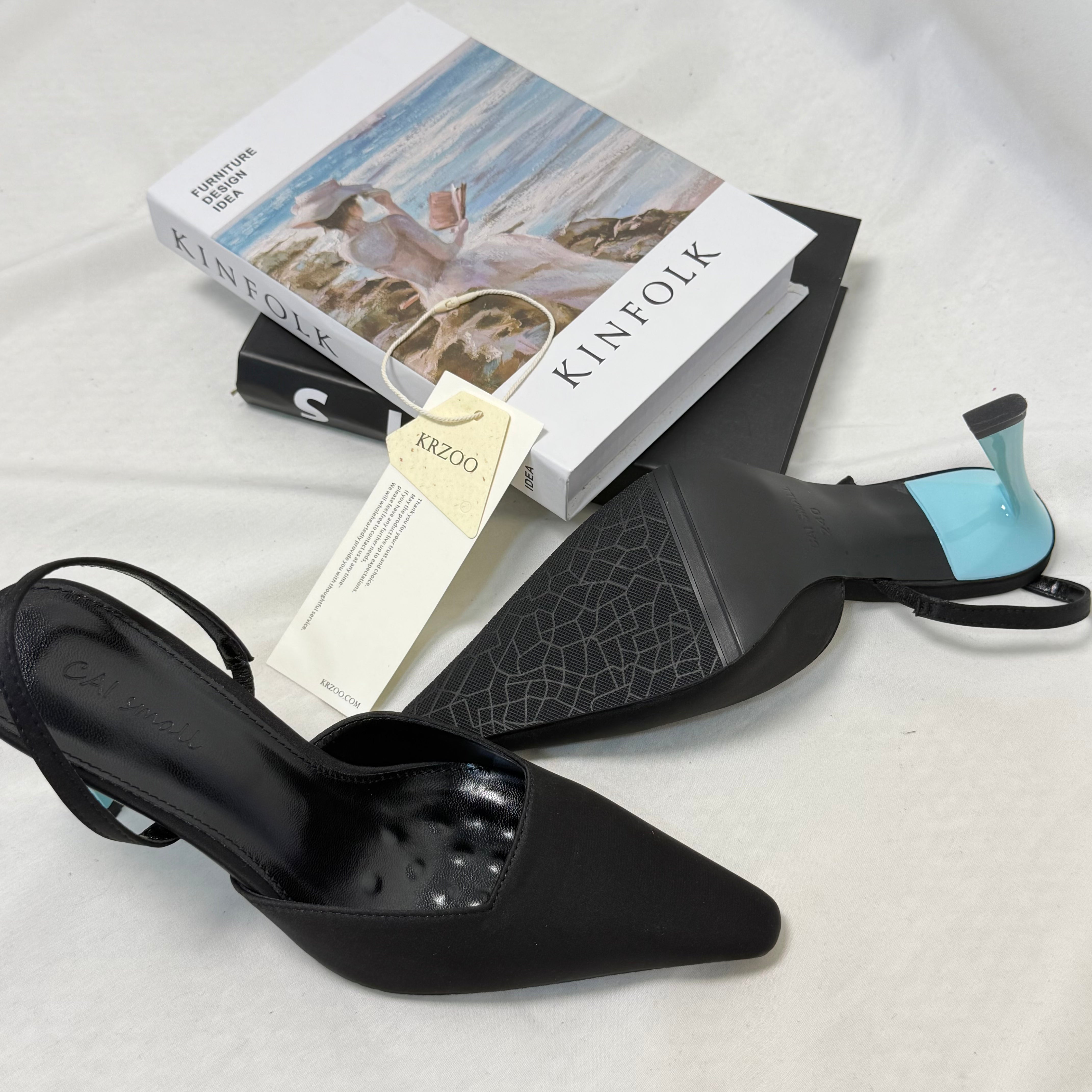 Round-toe low-cut one-strap high-heeled shoes