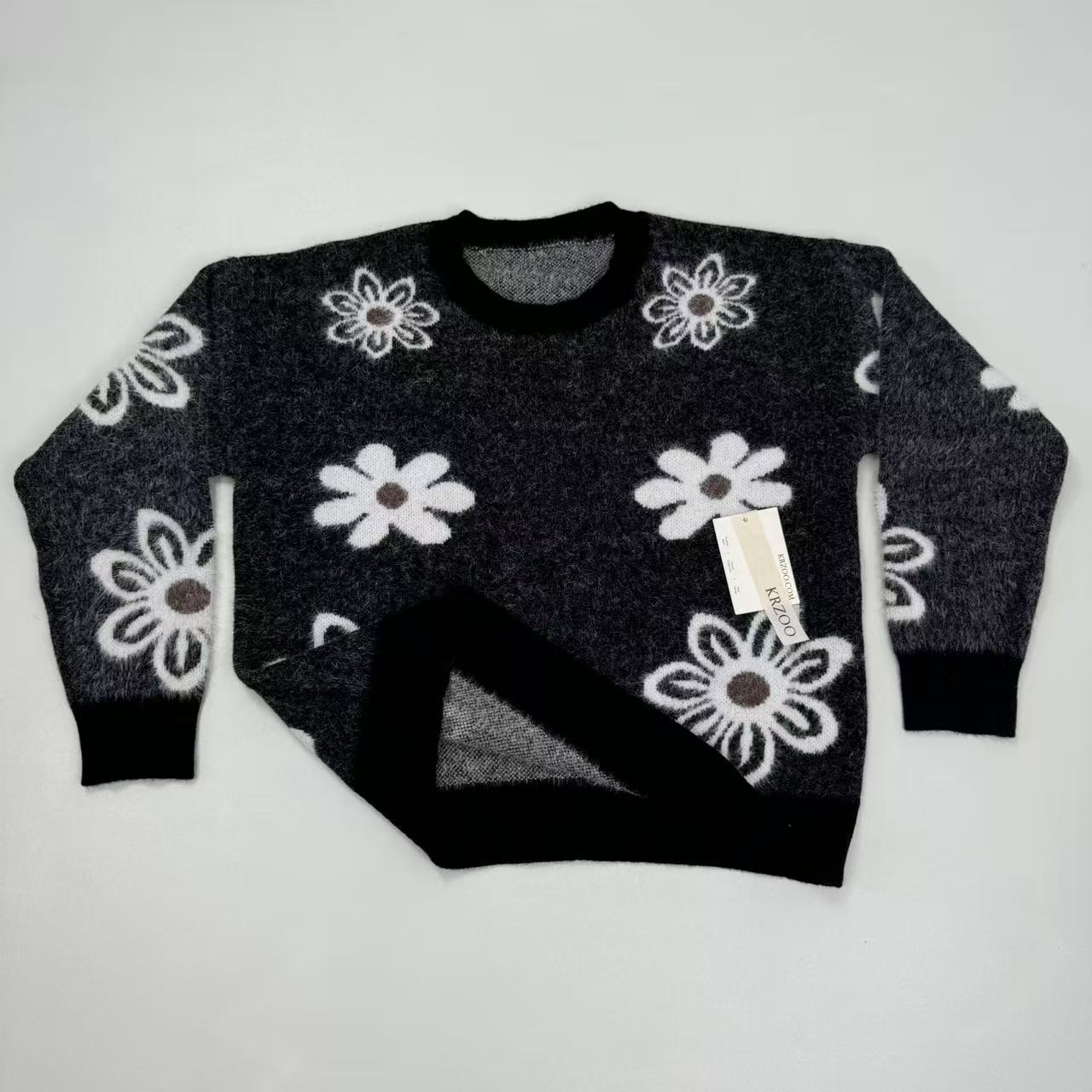 Three-dimensional flower knitted sweater