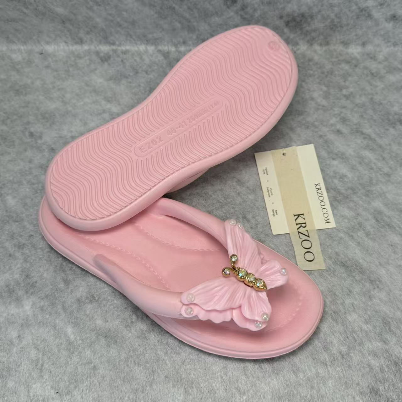 Diamond-shaped bow flip-flops