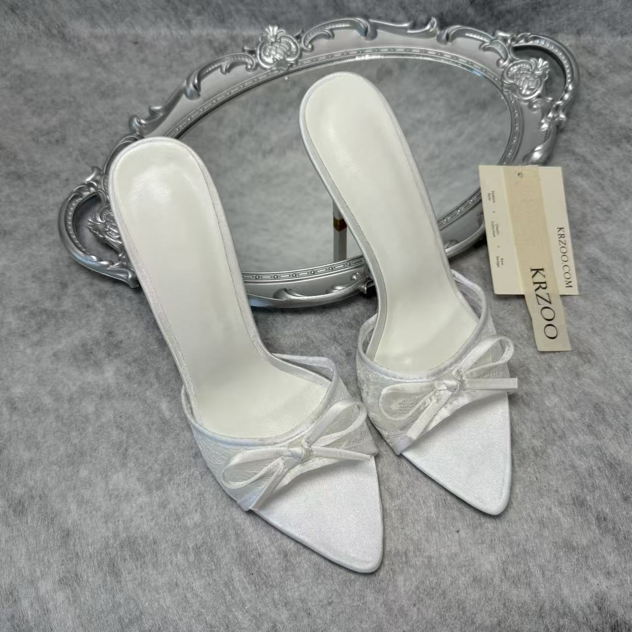 Lace pointed-toe embroidered bow high heels
