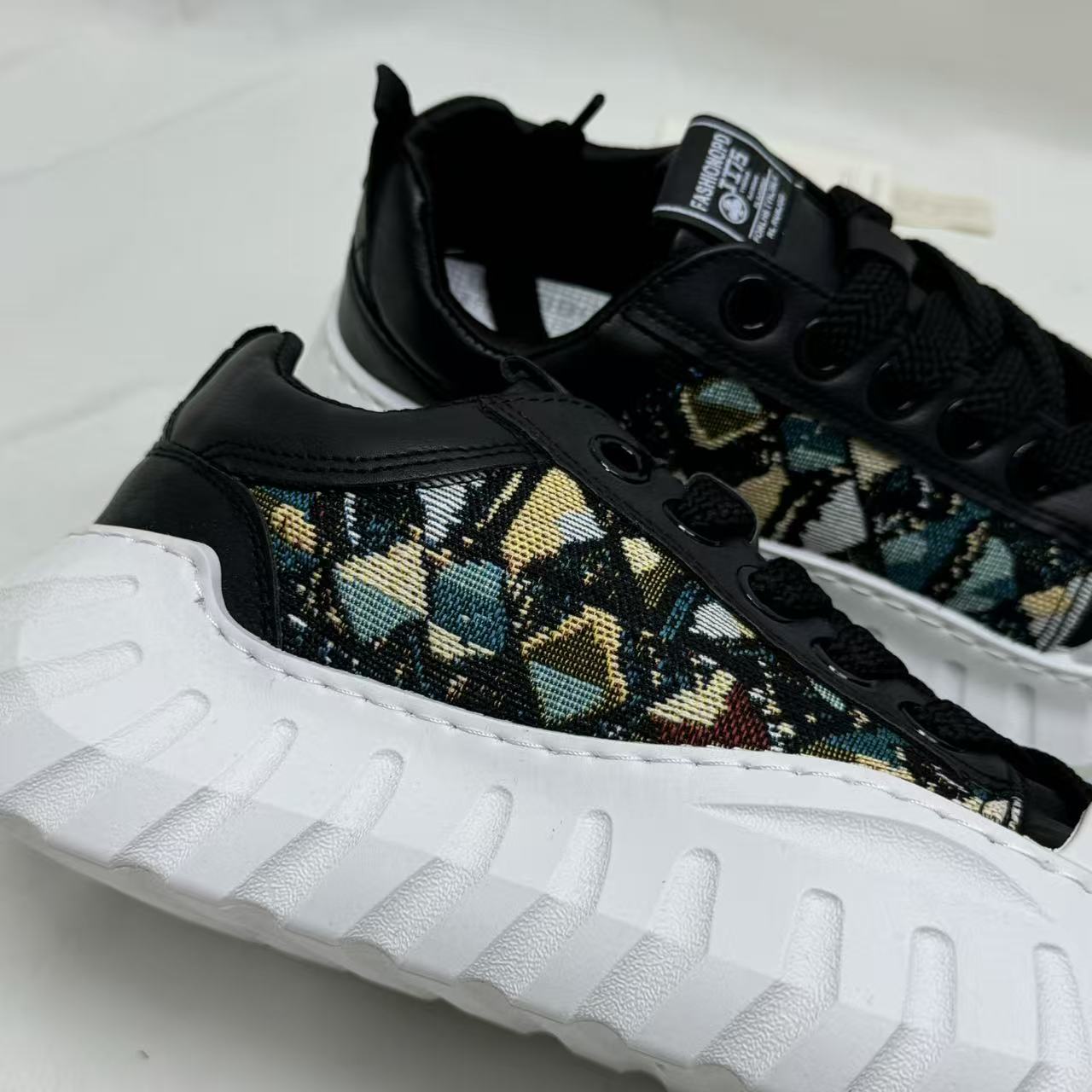 Color-matched breathable mesh thick-soled shoes