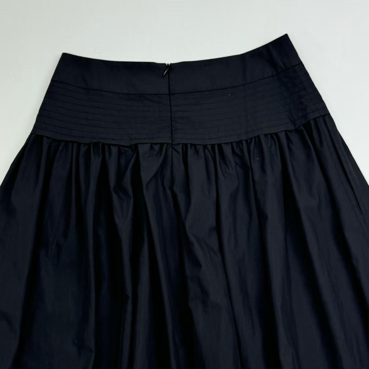 Round-neck sleeveless pleated blouse and skirt set