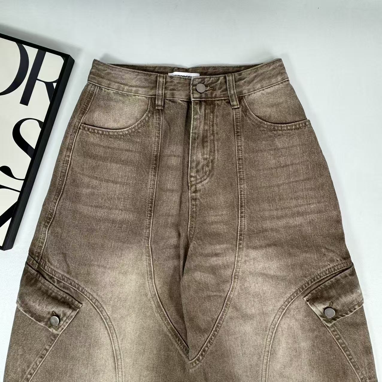 Contrasting color curved knife-shaped jeans