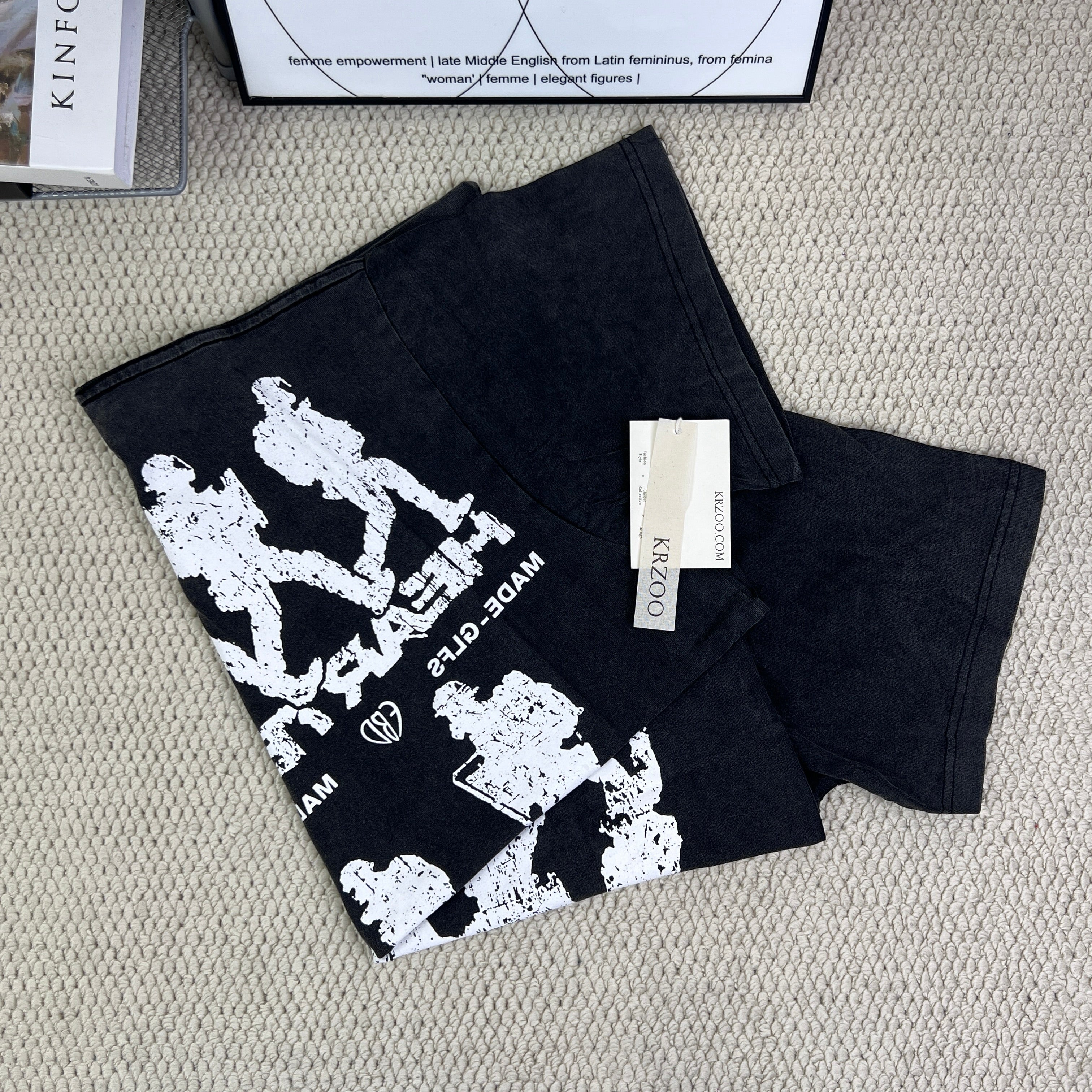 Washed old loose short-sleeved T-shirt