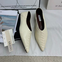 One step in the knitted pointed-toe shoes