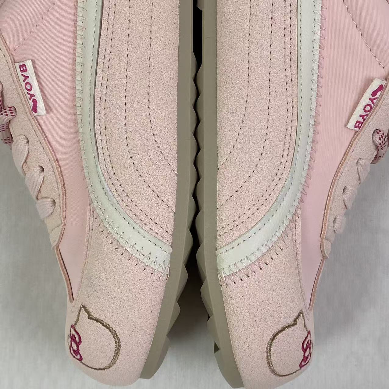 Round-toe casual sports shoes with laces