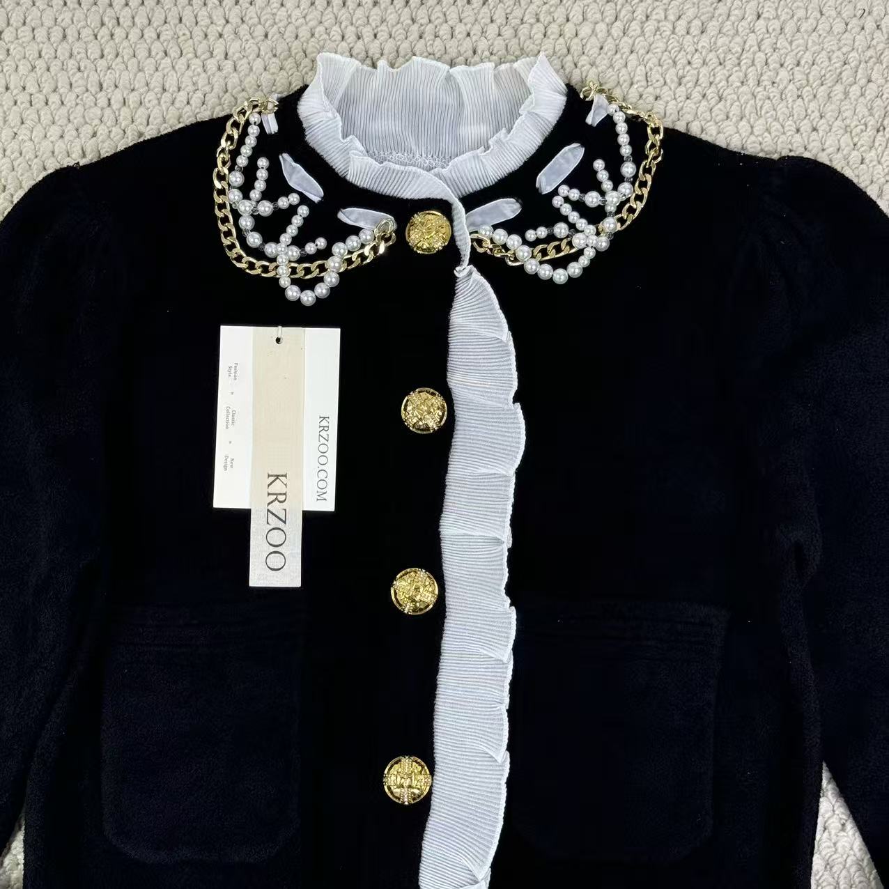 Short-sleeved blazer with ruffled edges