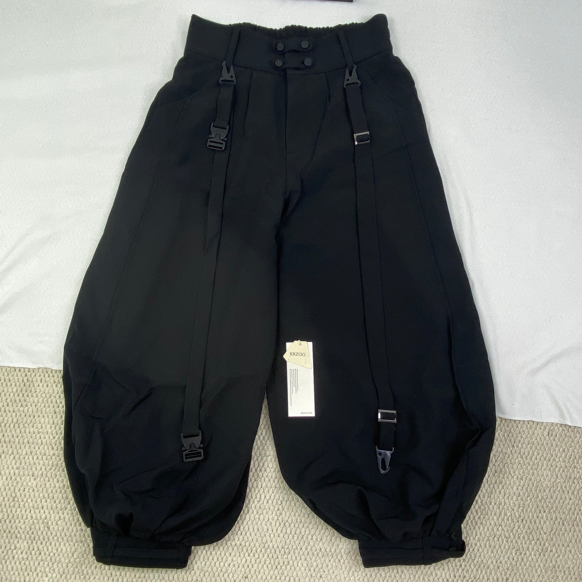 Dark and stylish nine-inch pants