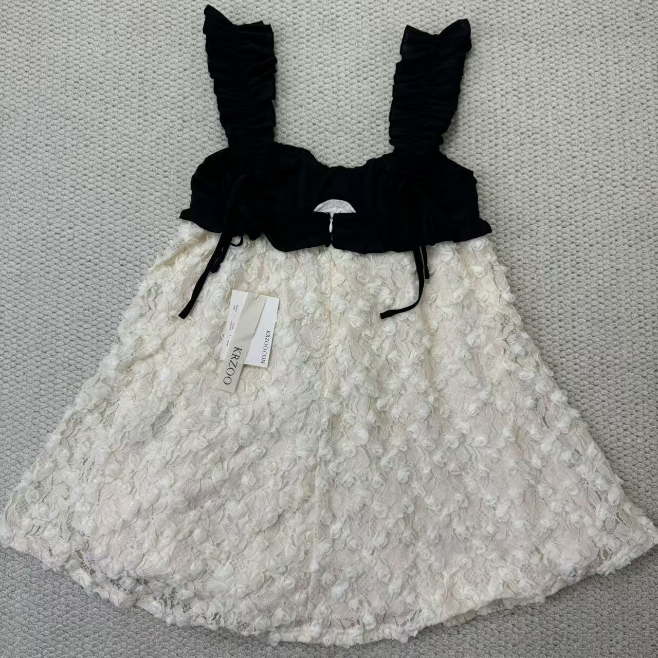 Lace flowered short dress
