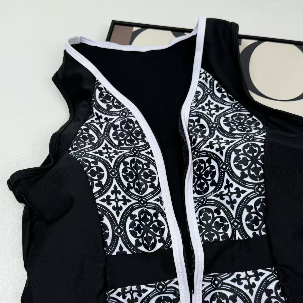 Zip-up one-piece swimming suit