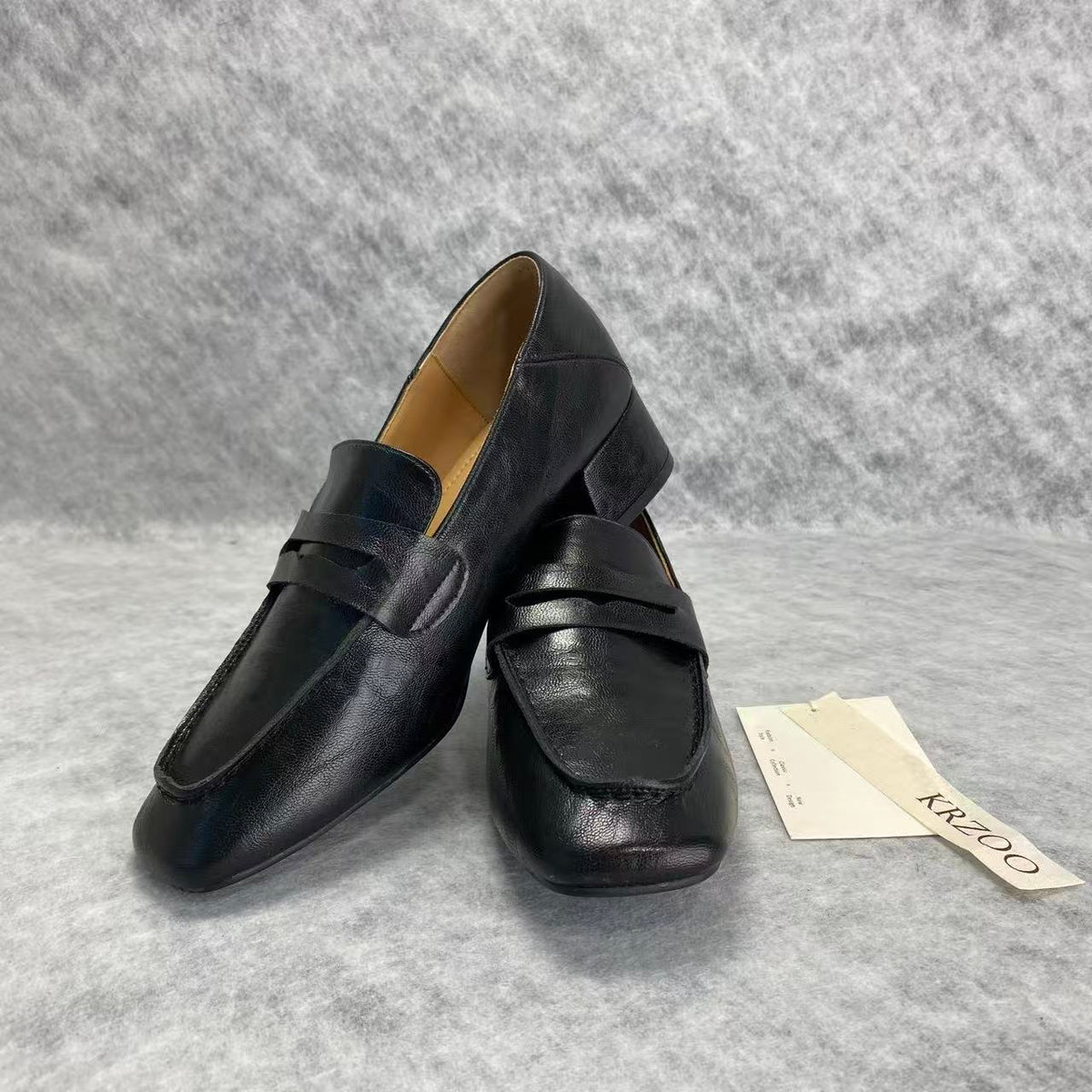 Soft-soled flat-bottomed commuting shoes