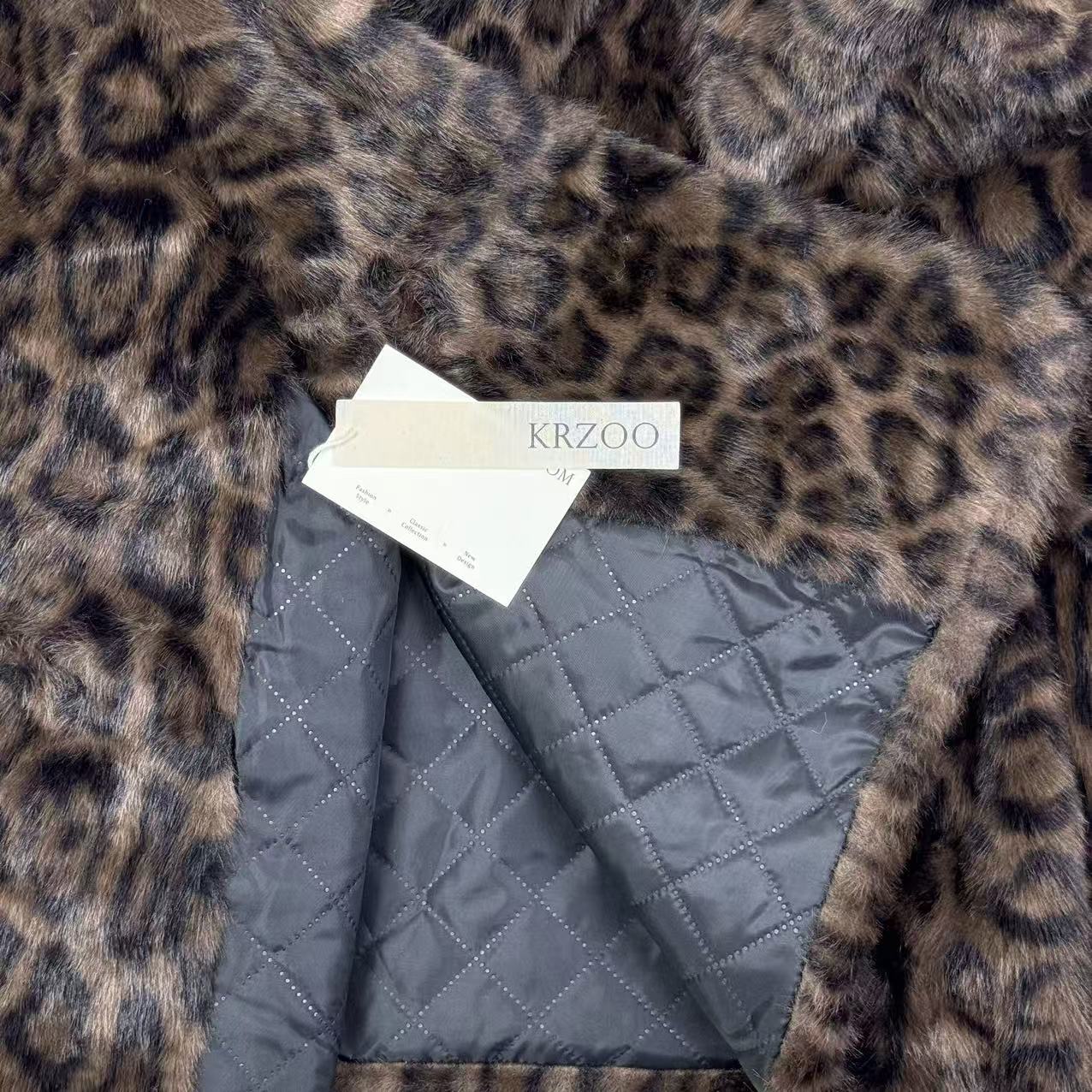 Wide-necked leopard print mink coat
