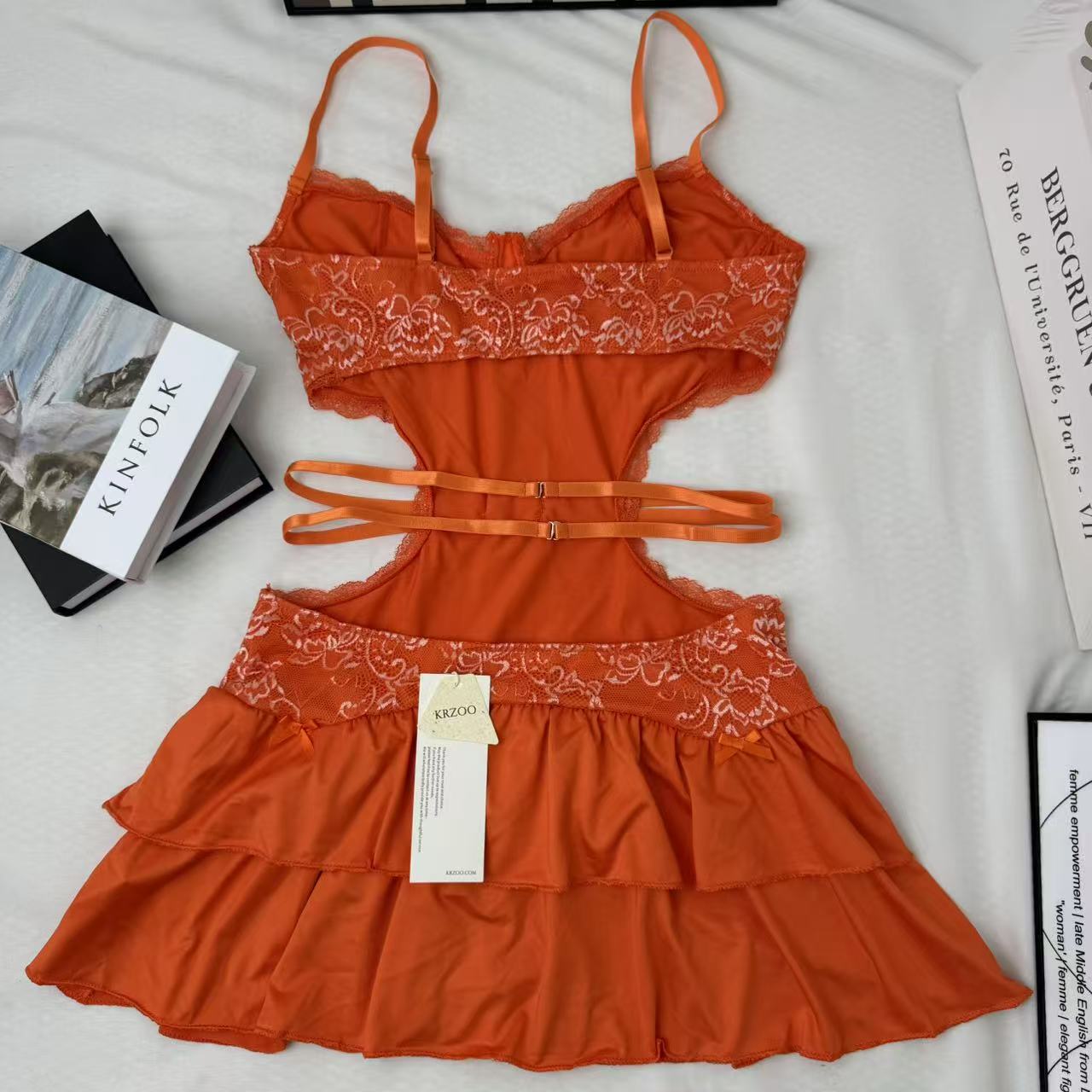 Low-cut backless halter-neck dress