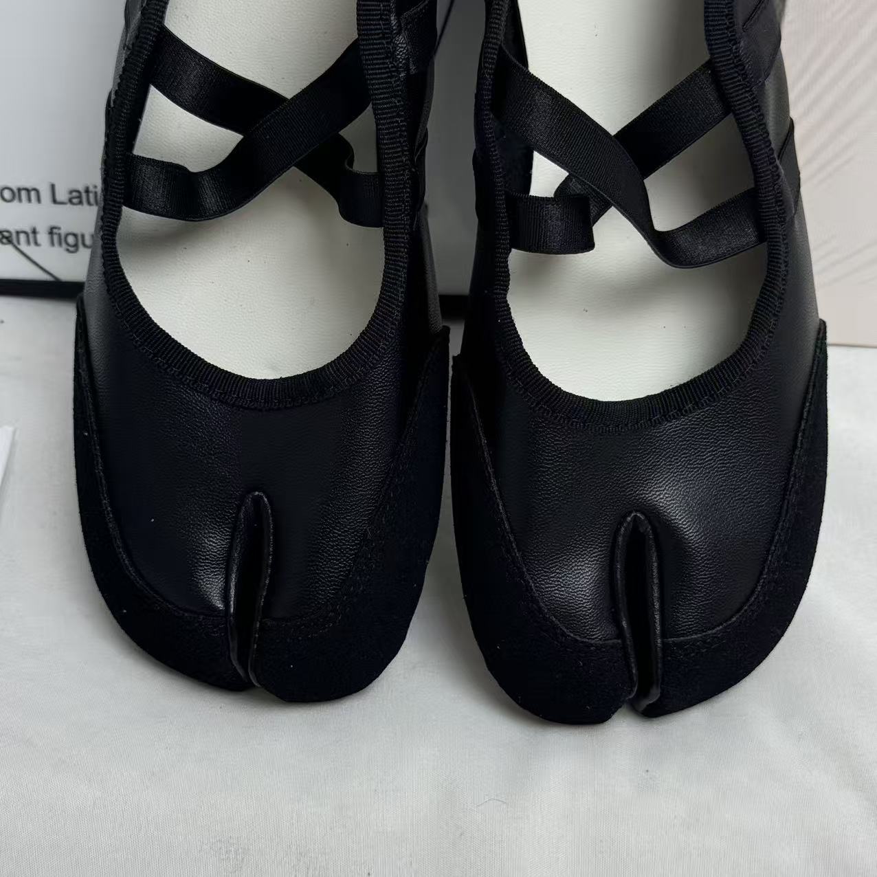 Split-toe crossover flat shoes
