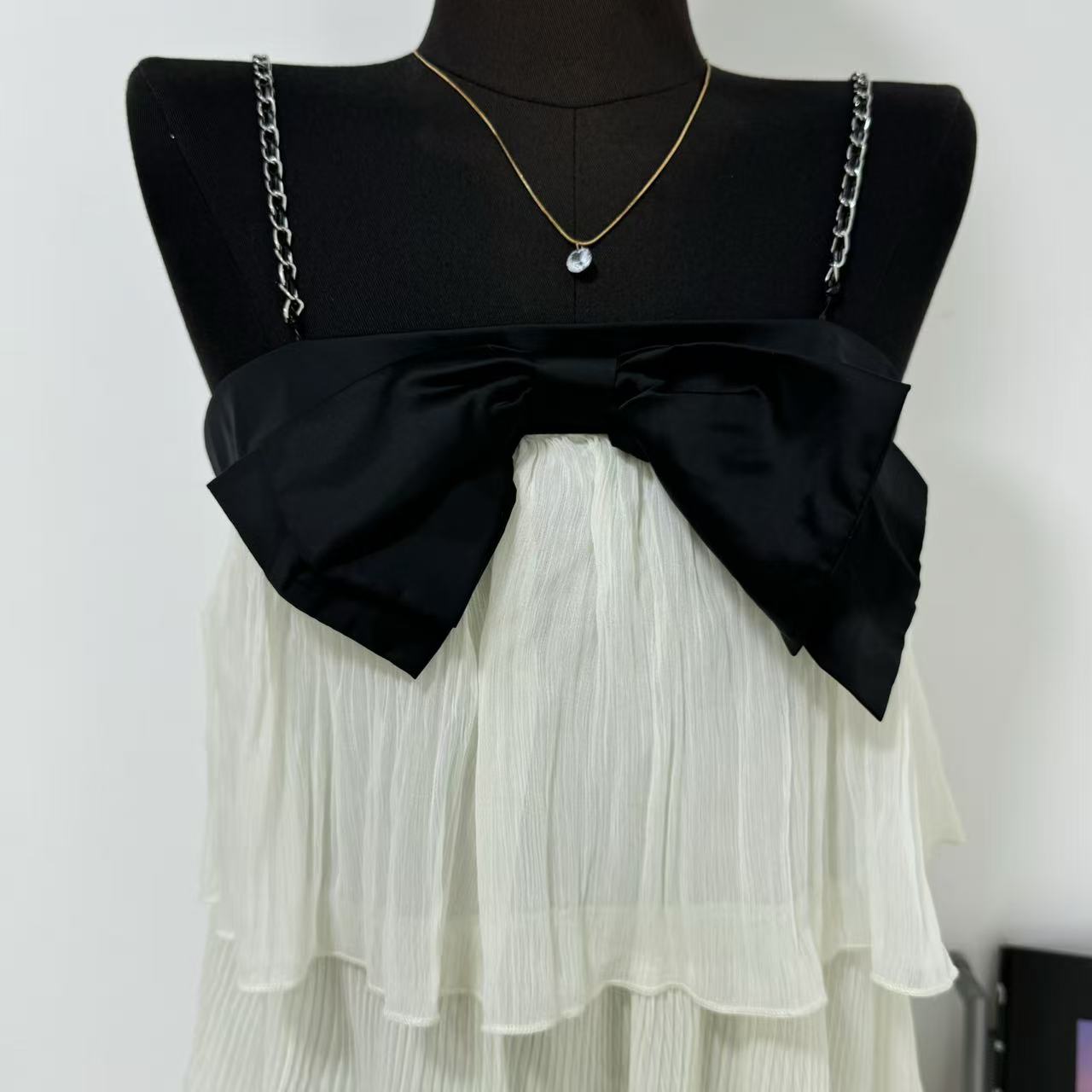 Contrasting-color bow tie backless halter dress