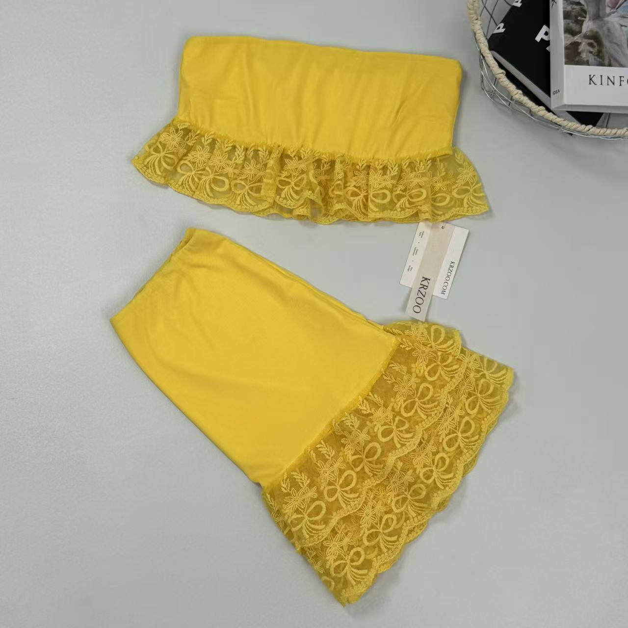 Strapless bust-hugging skirt with lace set