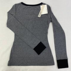 Contrasting-color knitted fitted base top