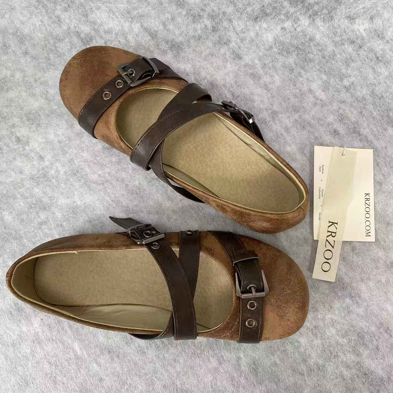 Leather belt-embroidered flat shoes