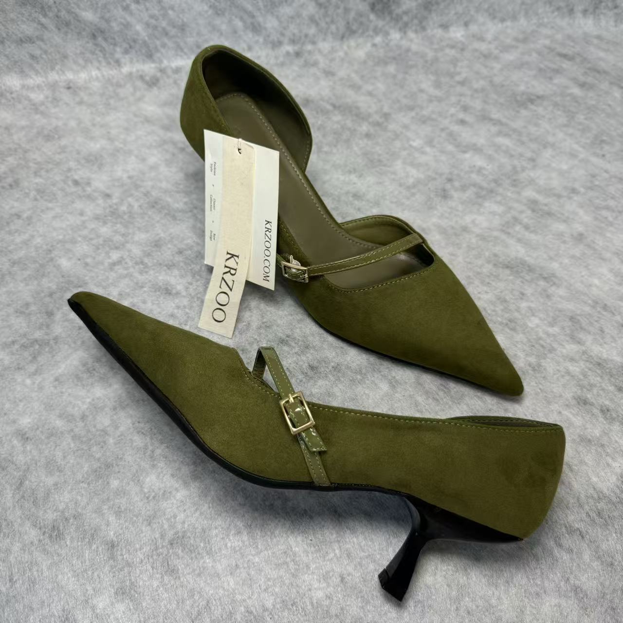 Pointed-toe low-heeled high heels