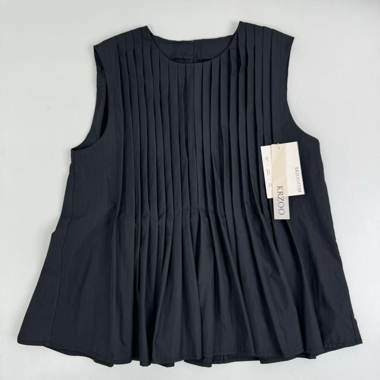 Round-neck sleeveless pleated blouse and skirt set